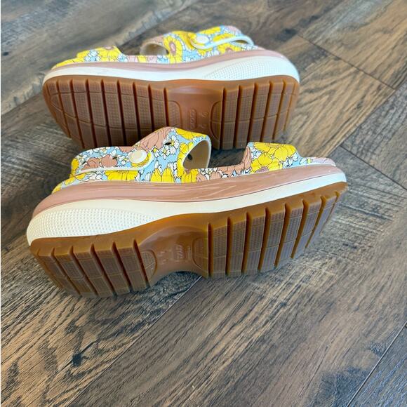 Like New CROCS Mega Crush Platform Sandal in Retro Floral (M4/W6) - Picture 5 of 8